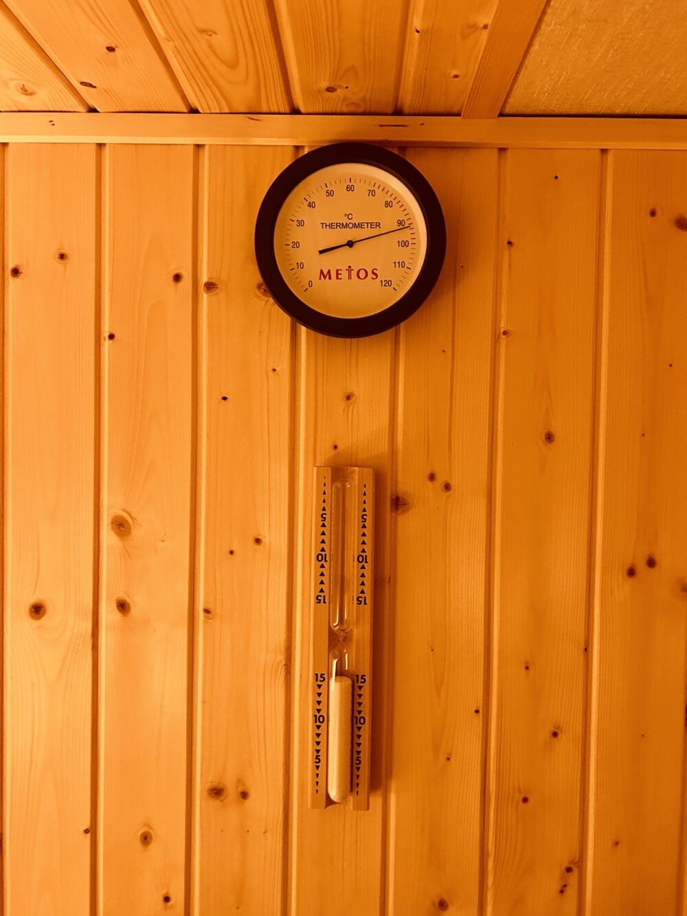 サウナ温度計と15分砂時計