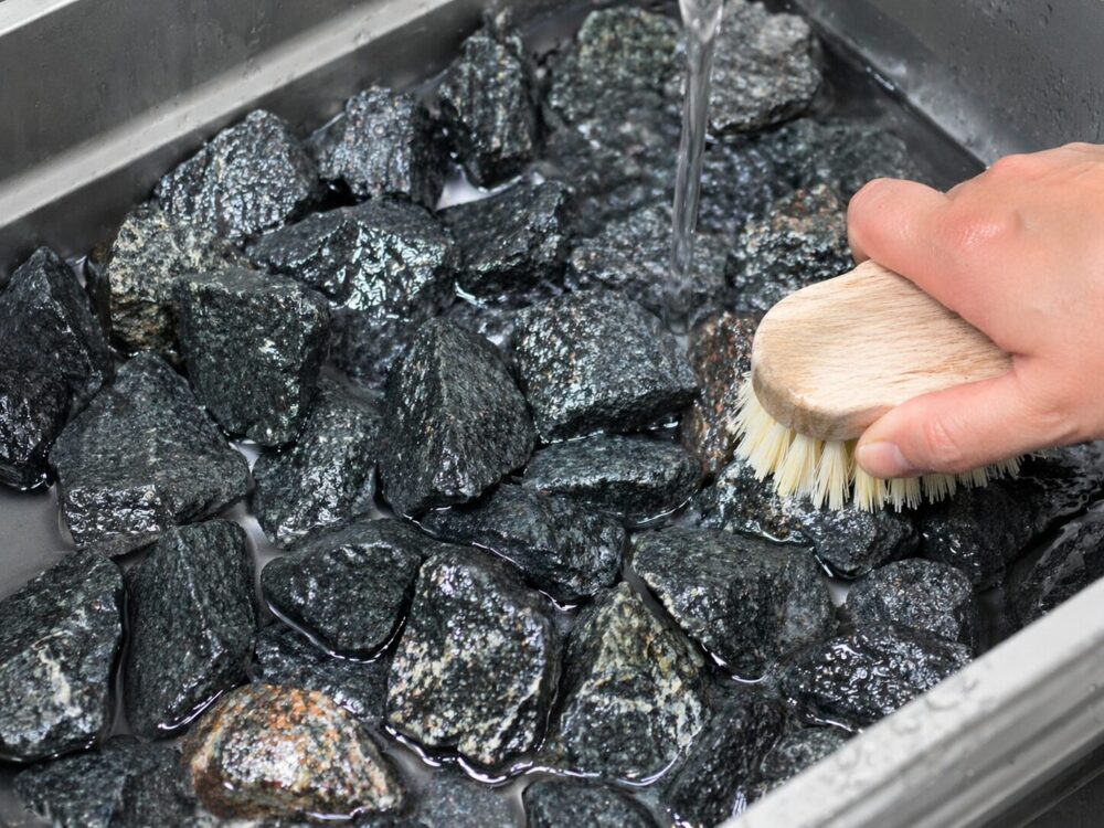 使用前のサウナストーンを水洗いしている様子