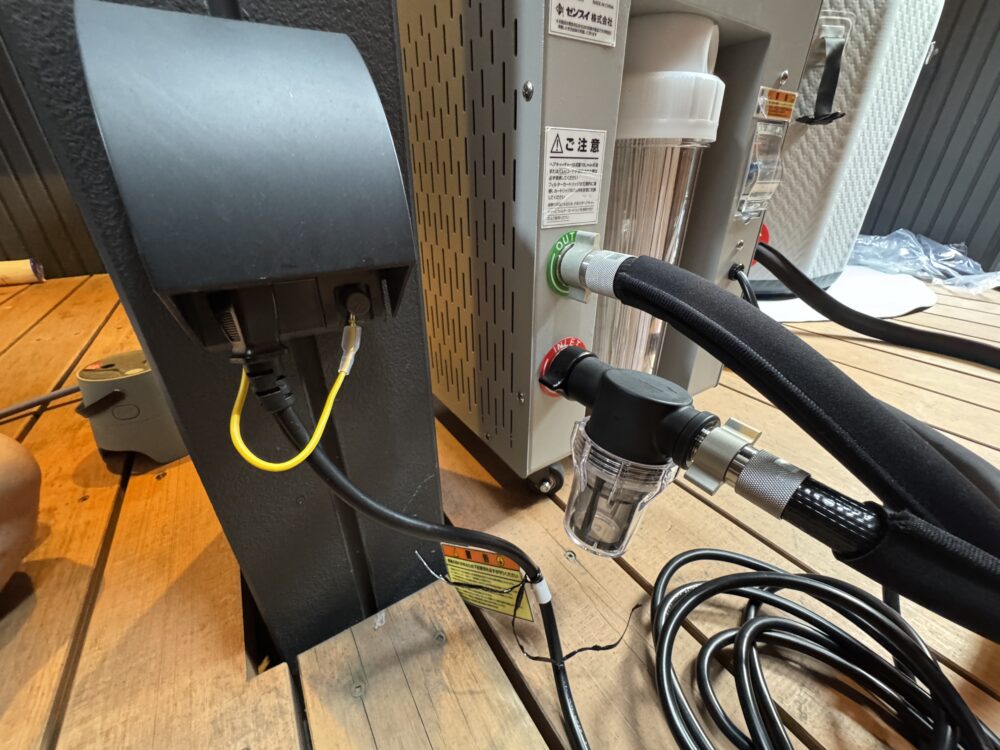 ちるふろのチラー設置位置と近くの100V電源環境がわかる写真