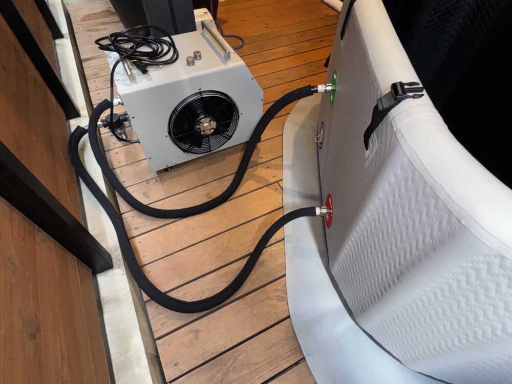 ちるふろの専用浴槽とチラー本体をホース接続した設置状態を上から見た写真