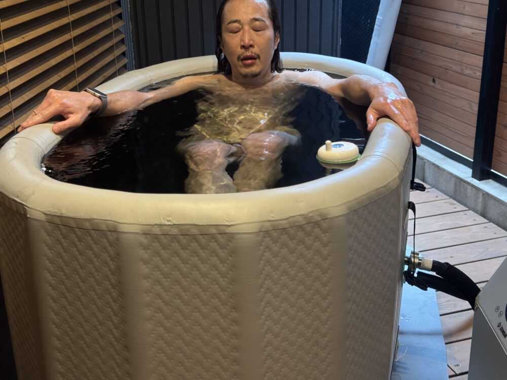 ちるふろに実際に入浴して使用感を確認している様子