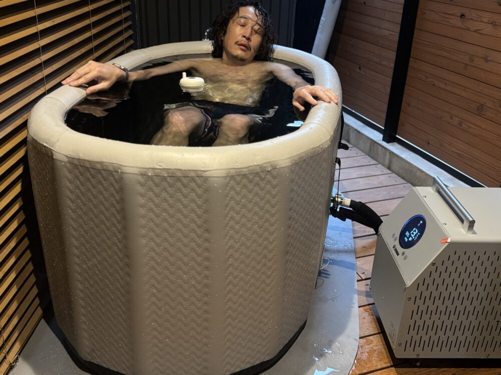 ちるふろ浴槽に肩まで浸かって全身をクールダウンしている様子