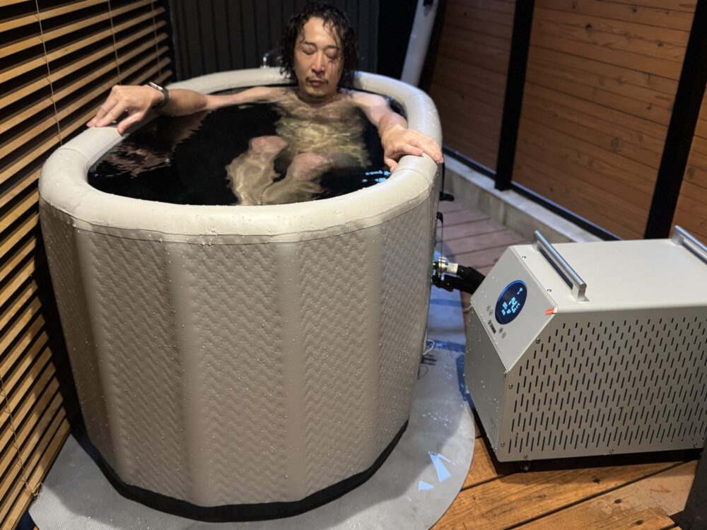 ちるふろとチラー本体を横から見た入浴中の全体写真