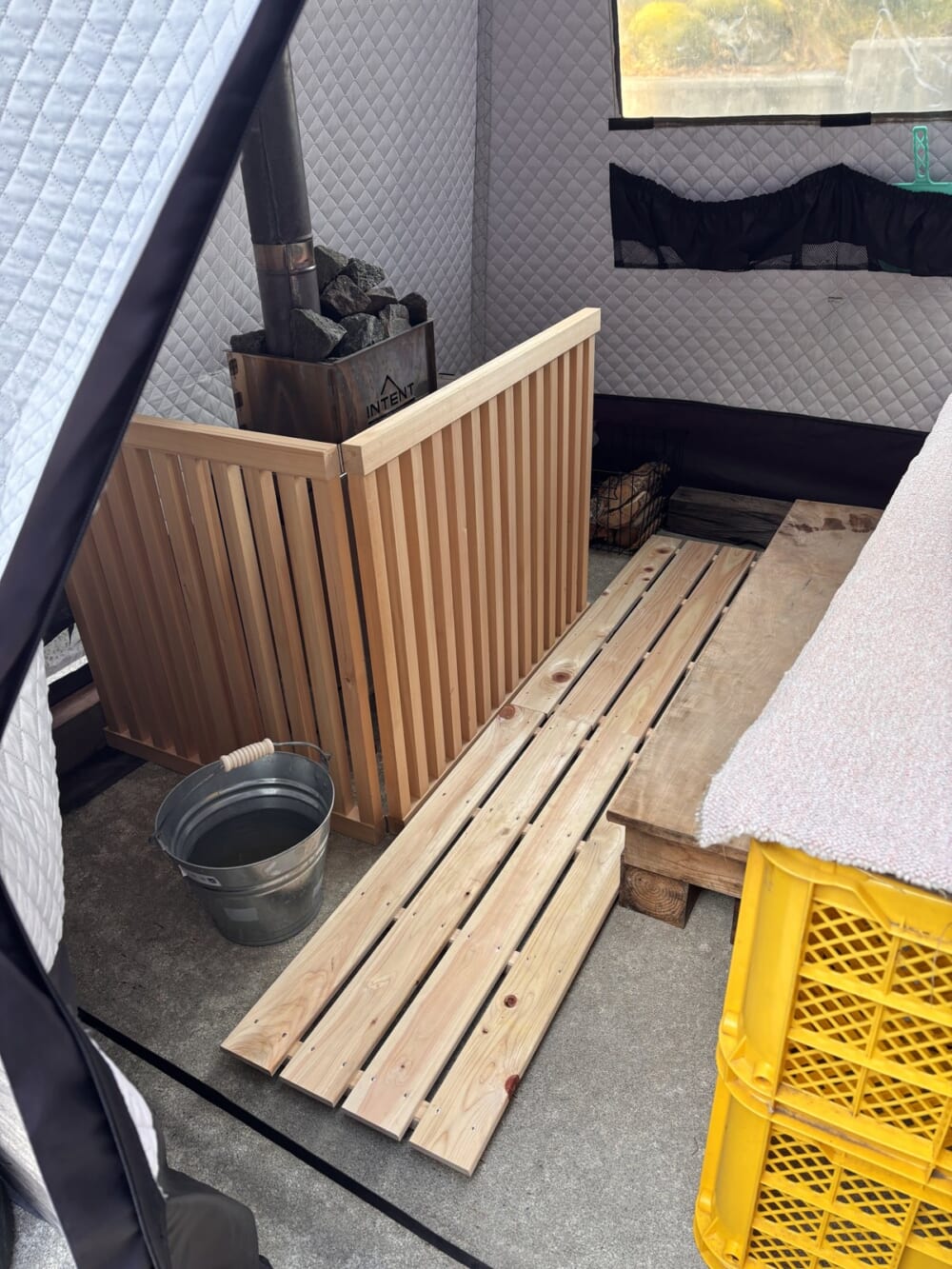 MORZHの室内に設置された木製ストーブガード、すのこ、高い座面
