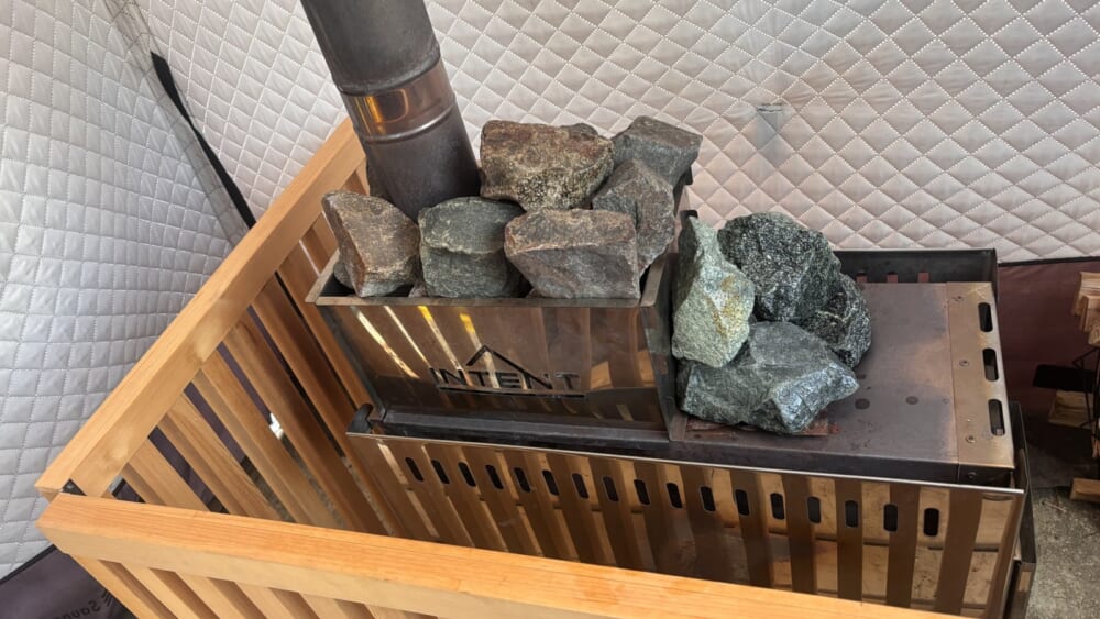 INTENT Stove 1.2の上に積まれたサウナストーンと周囲の木製ガード