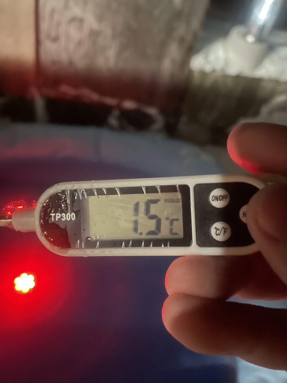 水風呂のそばで1.5℃を表示しているデジタル温度計